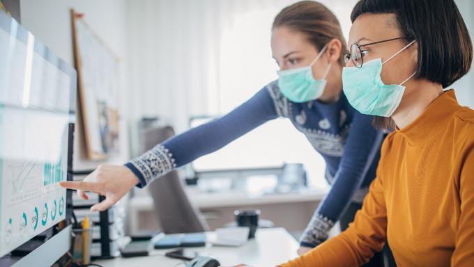 collègues travaillant avec masques